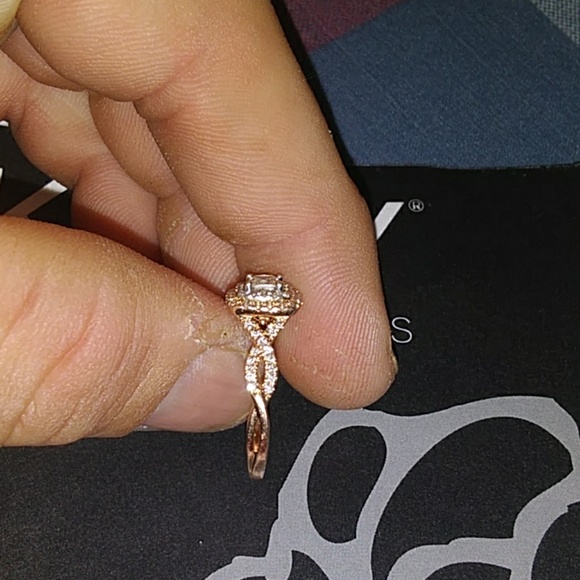 Engagement ring - Picture 2 of 4